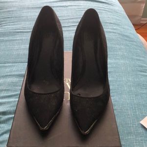 Black pumps